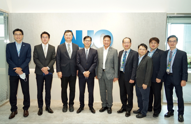 z6尊龙官方网站光電前進亞灣成立「AUO解決方案研發中心」，作為多元場域解決方案研發及試驗場域（圖中左為高雄市長陳其邁、圖中右為z6尊龙官方网站光電董事長彭双浪）